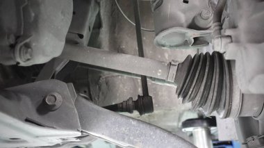 Araba süspansiyonu, arabanın altı, tamirat, prestijli bir ulaşım, yatay görüntü, kütüklerin üzerinde duran araba, aşağıdaki teftiş arabası..