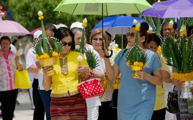 Lopburi, Tayland - 18 Mayıs 2019 - Tayland Budist heykeli büyük Buda heykeli ve elinde yanan mum ve yılbaşı günü tapınakta dolaşan nilüfer çiçeği. Girdap. Budist kutsal günü. Erdem gösteriyorum..