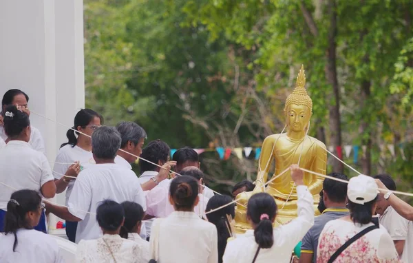 Lopburi Ταϊλάνδη Μαΐου 2019 Βουδιστές Της Ταϊλάνδης Κρατούν Μεγάλο Άγαλμα — Φωτογραφία Αρχείου