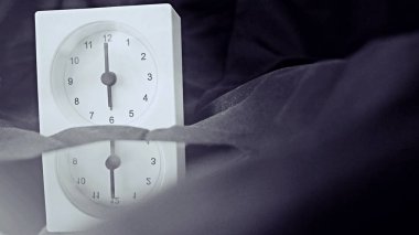 eski bellek zaman kavramı, retro kare saat pencereden güneş ışığı ile yatakta saat 6'da zamanlanmış