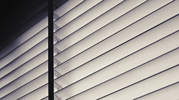 木製の窓ブラインドの外の夕日の光 窓ブラインドに太陽と影と 装飾的なインテリアホームコンセプト — ストック写真