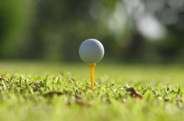 Golf topu yeşil çimlerin üzerinde, Golf sporu Yin Yang.coğrafi alanı metin eklemek için sol ve sağ.