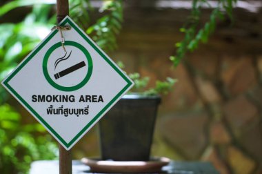 Restoran girişinin önündeki panoda sigara içme alanı tabelası var..