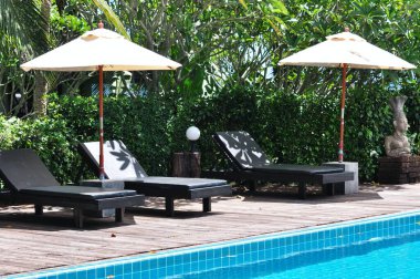 Yüzme havuzunda bir bar merdiveni, temiz su ve deniz manzaralı mavi bir spa yüzme havuzu..