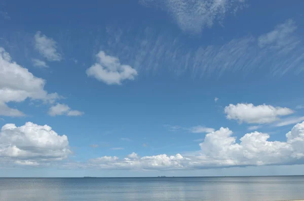 Bella Vista Del Cielo Blu Nuvoloso Mare Con Sabbia Nella — Foto Stock