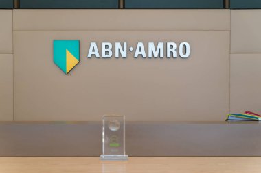 Amsterdam, Hollanda - 25 Şubat 2017: Bir sayacı Hollanda Genel Müdürlük, ünlü Abn-Amro logo