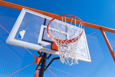 basketbol kova bir açık çatı basketbol sahasındaki