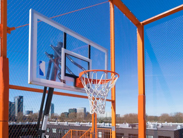 Basketballeimer Auf Dem Dach Eines Basketballfeldes — Stockfoto