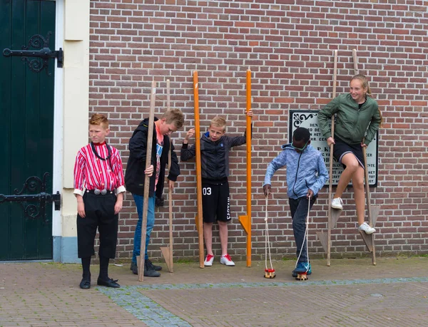 Urk Netherlands May 2018 Unknown Children Walking Stalks Annual Urkerdays — Stock Photo, Image