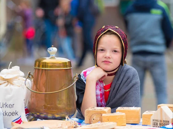 Urk Nederland Mei 2018 Onbekende Meisje Klederdracht Verkoop Van Levensmiddelen — Stockfoto