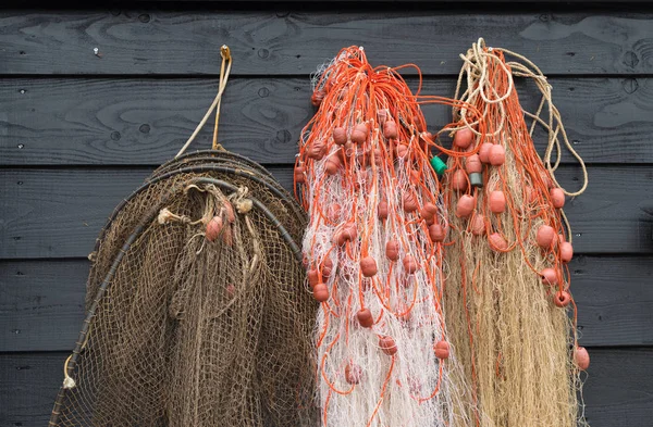 Redes Pesca Penduradas Uma Parede Madeira — Fotografia de Stock