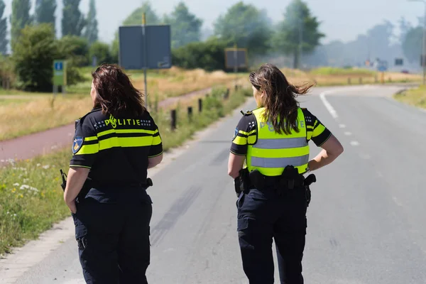 ヘンゲロー オランダ 2018 つ不明な女性警察官地元の廃棄物処理会社で大火事を見て — ストック写真