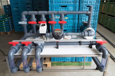 otomatik sulama sistemi ile debimetre Hollandalı bir sera içinde