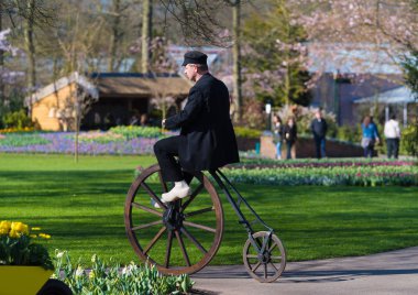 Lisse, Hollanda - 2 Nisan 2017: 19. yüzyıl patron sürme eski-fashoned giyim bilinmeyen bir adam