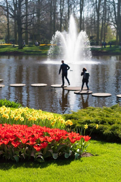 Lisse Netherlands April 2017 Tourists Enjoying Front Fountain World Famous — Stock Photo, Image