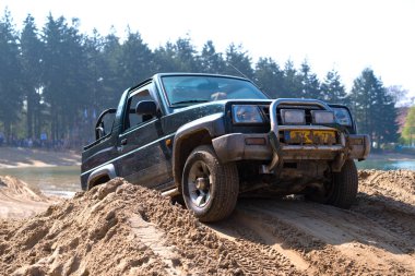 İnsanlar eğlenmek bir offroad arabaya bir yıllık olay sırasında