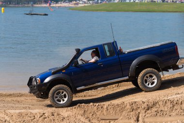 Oldenzaal Hollanda - 9 Nisan 2017: insanlar eğlenmek bir offroad arabaya bir yıllık olay sırasında