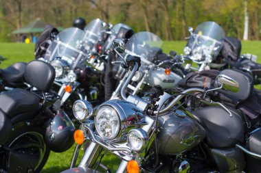 Oldenzaal Hollanda - 9 Nisan 2017: çim üzerinde park etmiş bir olay sırasında birkaç özdeş Harley Davidson motosiklet