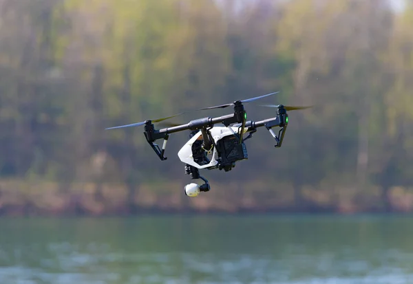 Professionele Drone Met Camera Vliegen Een Meer — Stockfoto