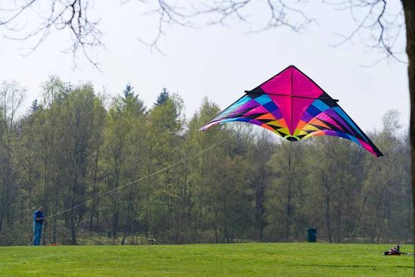 Oldenzaal Nederland April 2017 Onbekende Man Brengt Zijn Kite Lucht — Stockfoto