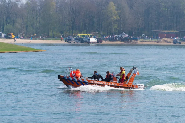 Oldenzaal 2017年4月9日 未知的人在游行期间享受救生艇旅行 — 图库照片