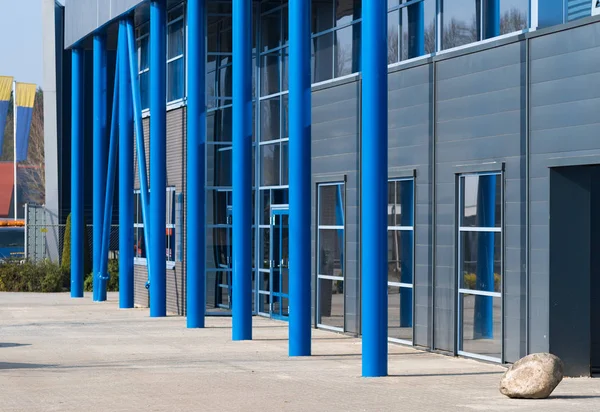Esterno Moderno Edificio Uffici Con Pilastri Blu — Foto Stock