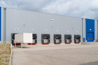 Dock ve bir römork Almanya büyük bir ticari depo yükleme satır