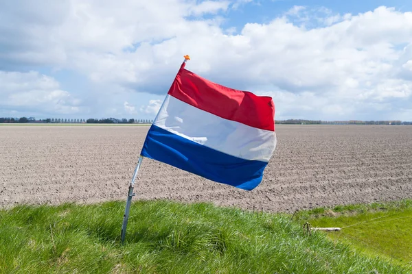 Nederlandse Vlag Zwaaien Een Typisch Vlakke Agrarische Landschap — Stockfoto