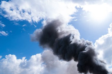 siyah duman tarafından yangını tüy