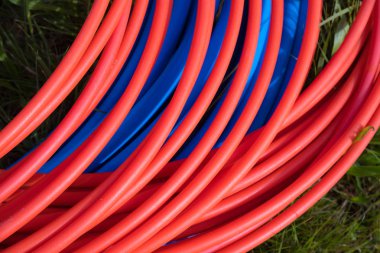 mavi ve turuncu fiber kablolar bir inşaat sitesinde