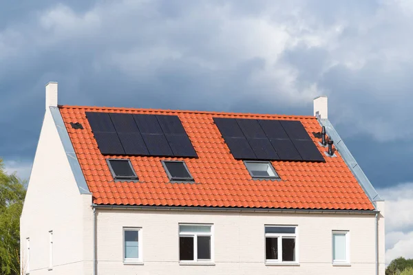 Μοντέρνα Μονοκατοικία Σπίτια Στην Ολλανδία Ηλιακούς Συλλέκτες Στην Οροφή — Φωτογραφία Αρχείου