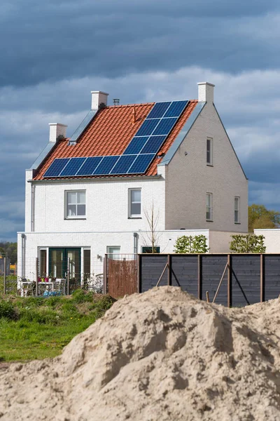 モダンな戸建住宅の屋根にソーラー パネルとオランダで — ストック写真