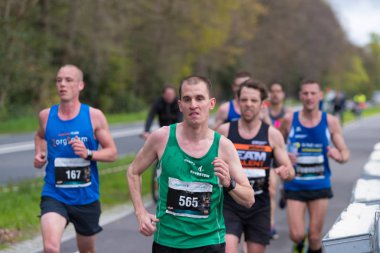 Enschede, Hollanda, 23 Nisan 2017: sporcular Enschede maraton soğuk condistions altında. Batı Avrupa'nın en eski maratonu bilinir.