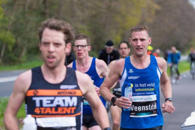 Enschede, Hollanda, 23 Nisan 2017: sporcular Enschede maraton soğuk condistions altında. Batı Avrupa'nın en eski maratonu bilinir.