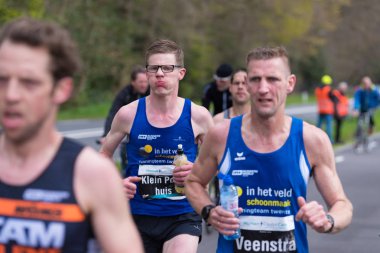 Enschede, Hollanda, 23 Nisan 2017: sporcular Enschede maraton soğuk condistions altında. Batı Avrupa'nın en eski maratonu bilinir.