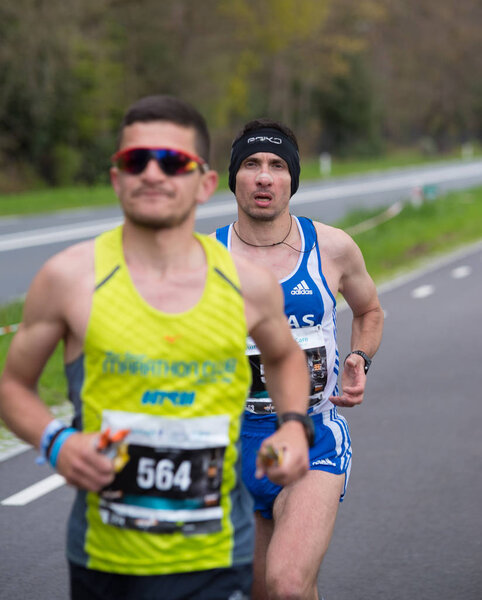ENSCHEDE, NETHERLANDS, APRIL 23, 2017: Спортсмены, участвующие в Enschede Marathon в холодных условиях. Он известен как старейший марафон Западной Европы
.