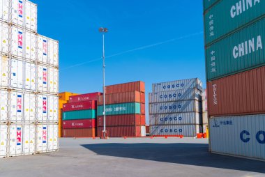 Rotterdam, Hollanda - 6 Mayıs 2017: kargo konteyner Rotterdam liman alanında kadar Kazıklı