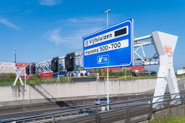 Rotterdam, Hollanda - 6 Mayıs 2017: Yönlü Otoban yol işaretleri Rotterdam A15, liman alanında bir ana karayolu üzerinde