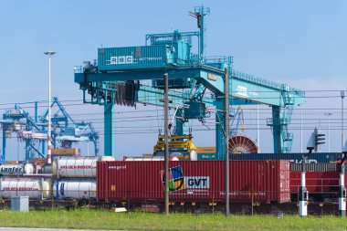 Rotterdam, Hollanda - 6 Mayıs 2017: vinç konteyner bir trende Rotterdam liman alanı içinde yükleme