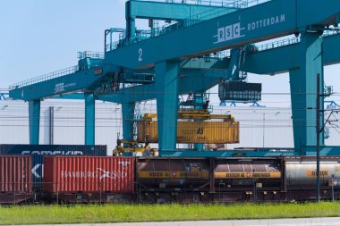 Rotterdam, Hollanda - 6 Mayıs 2017: vinç konteyner bir trende Rotterdam liman alanı içinde yükleme