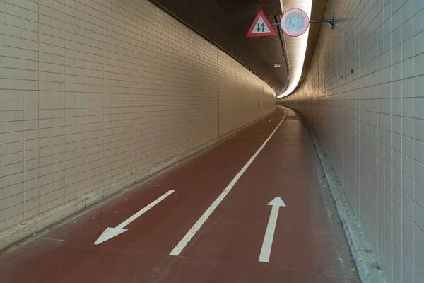 北と南のマース川岸壁 オランダのロッテルダムに接続するベネルクス トンネルの自転車レーン — ストック写真