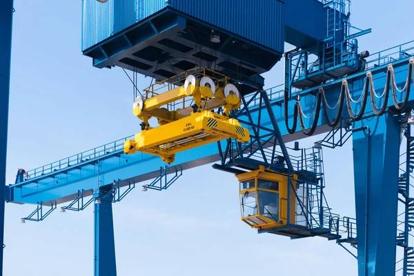 鹿特丹港全新集装箱起重机 — 图库照片