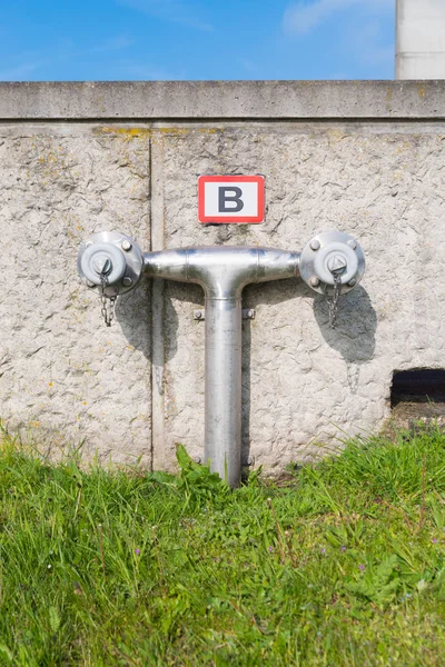 Dubbele Brandkraan Een Muur — Stockfoto