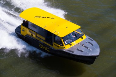Rotterdam, Hollanda - 6 Mayıs 2017: su taksi Nehri üzerinde hız. Yaklaşık 50 kalkış yerleri ile ulaşım içinde ve şehir dışında bir kez daha hızlı seçenek sunar.