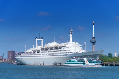 Rotterdam, Hollanda - 6 Mayıs 2017: Tur tekne Ss Rotterdam, eski cruise gemi Holland America line in önünde