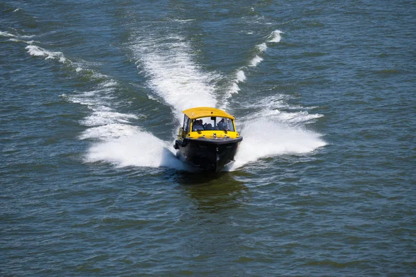 Rotterdam Netherlands May 2017 Water Taxi Speeding River Имея Около — стоковое фото
