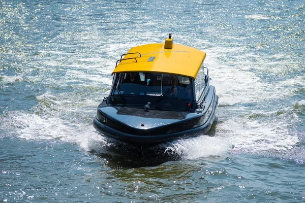 Rotterdam Netherlands May 2017 Water Taxi Speeding River Имея Около — стоковое фото