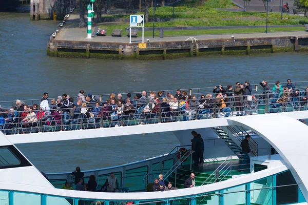 鹿特丹 2017年5月6日 未知的人在游览小船在鹿特丹市中心 — 图库照片