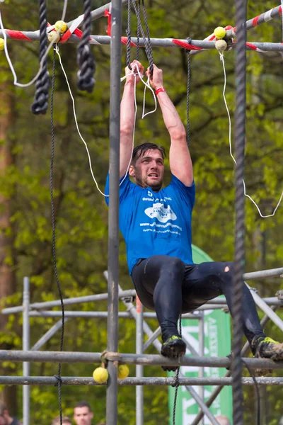 Oldenzaal, Hollanda - 7 Mayıs 2017: Bilinmeyen sporcular için takım çalıştırmak bir hayatta kalma ile meşgul.