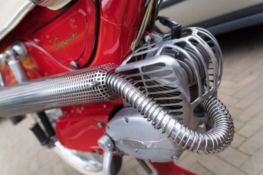 Nijverdal, Hollanda - 7 Mayıs 2017: Parlak krom motoru klasik kırmızı motosiklet